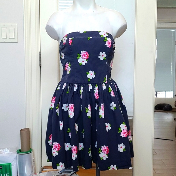 Abercrombie & Fitch Dresses & Skirts - Abercrombie & Fitch Strapless Floral Dress